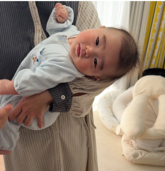 赤ちゃんはなぜ横抱きをイヤがるの？縦抱きで落ち着く理由と反り返り